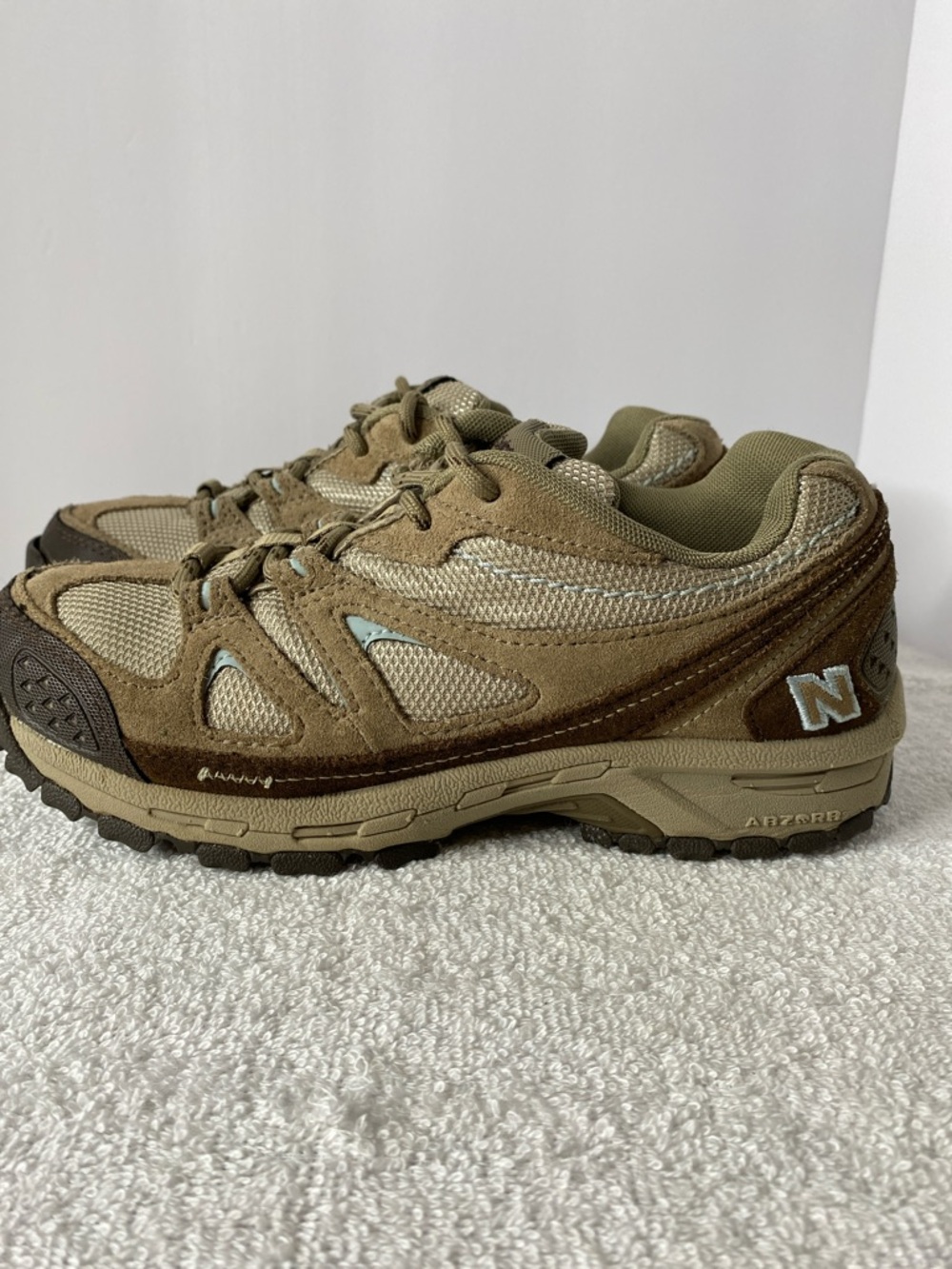 New Balance 606 Tan Hiking Shoes Size 7 1/2  brown tan with blue accents